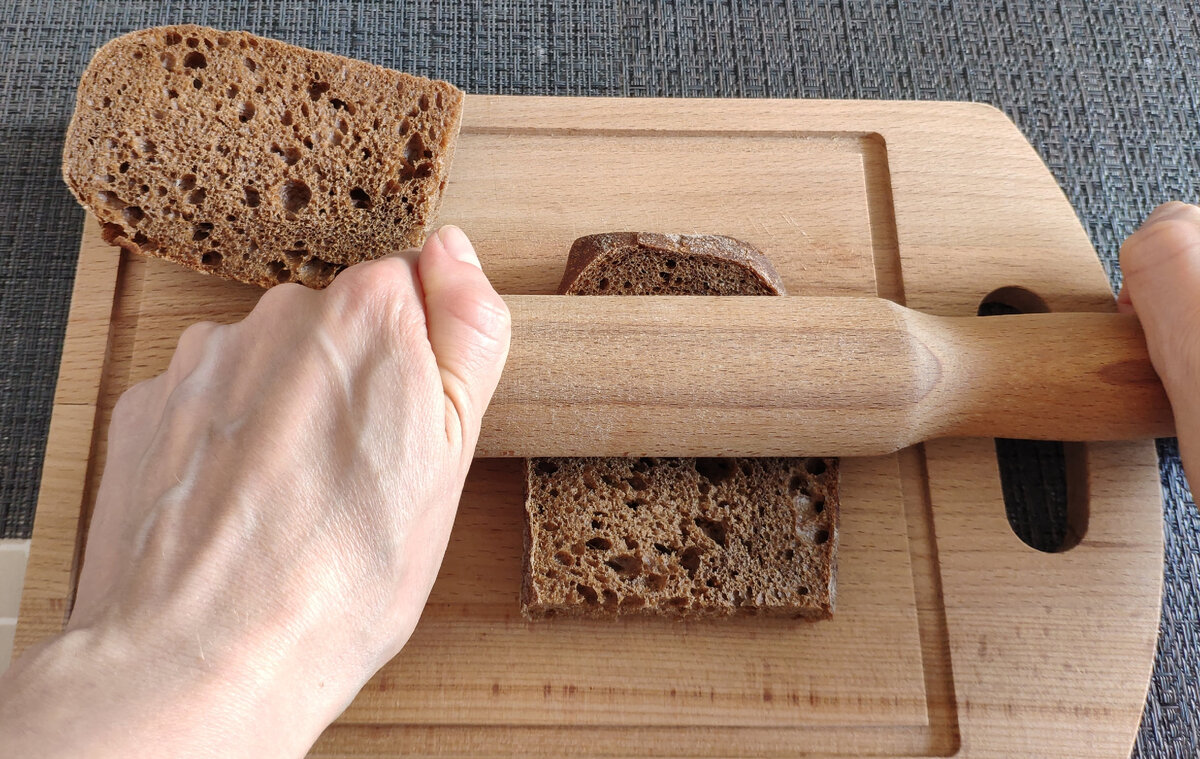 Раскатываем скалкой, чтобы увеличить площадь поверхности