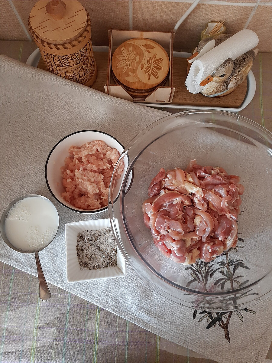 2/3 мяса нарежьте, а 1/3 перекрутите