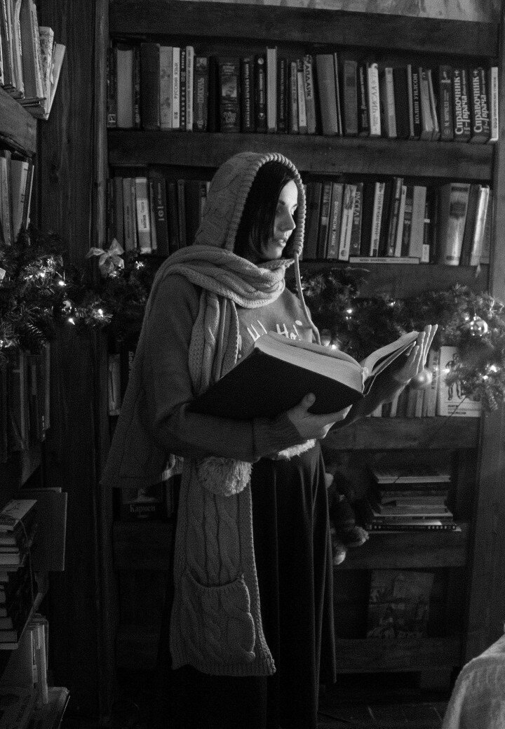 Авторское фото. Модель - не библиотекарь, но любит книги 