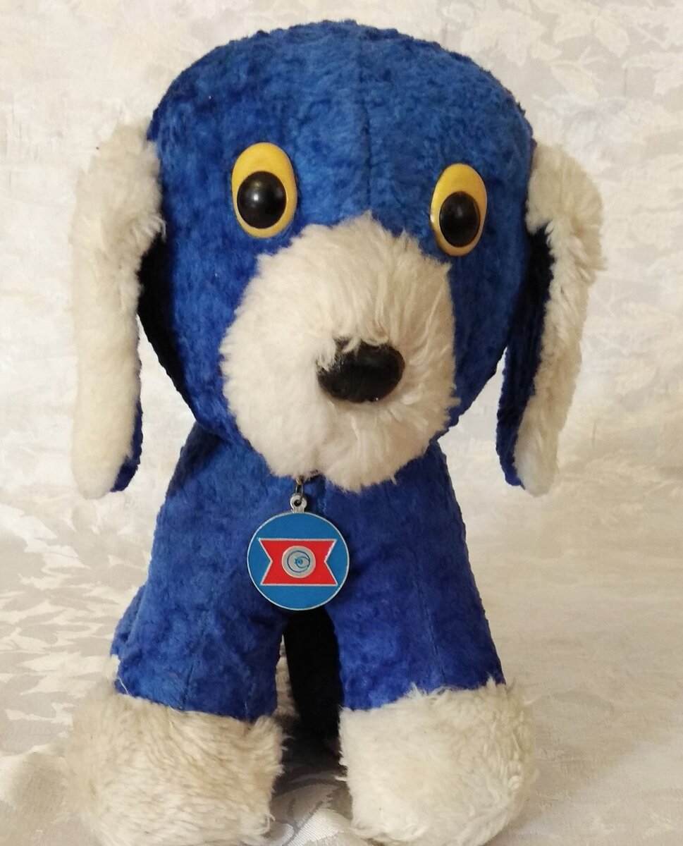 Синий песик. Мягкая игрушка  с жетоном. Рост  24 см. Плюш СССР. Клеймо Сокольская фабрика. Фото из открытых источников.