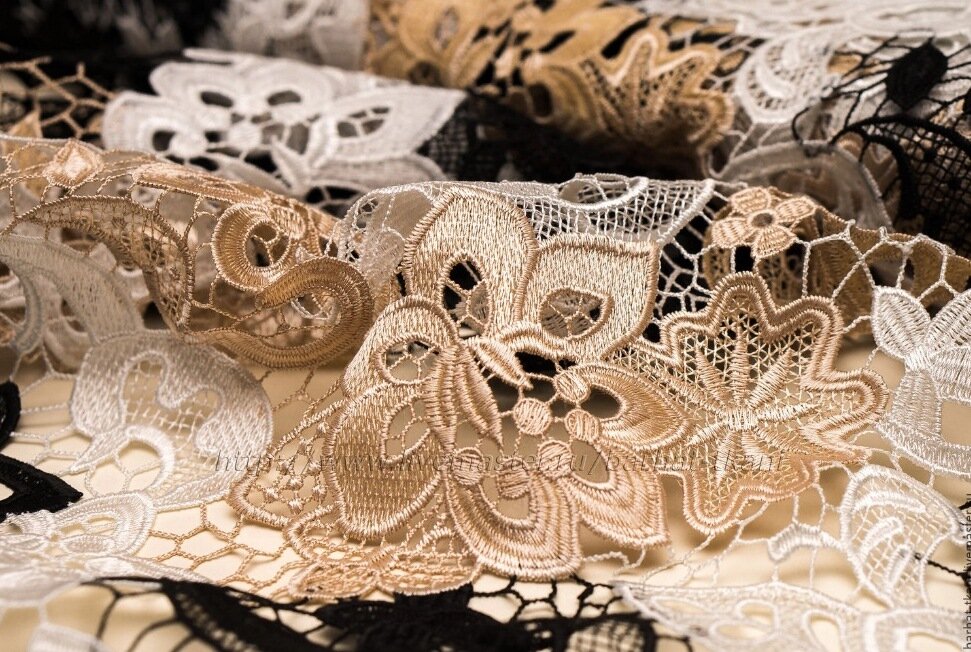 Итальянское трехцветное кружево-макраме Solstiss. Фото магазина итальянских тканей «Бархат»