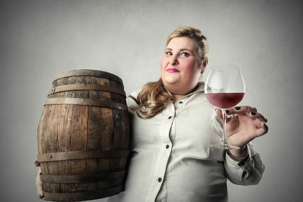 Фотографии тетки. Женщина с вином. Женщина винодел. Женщина пьет вино. Большой бокал с вином.