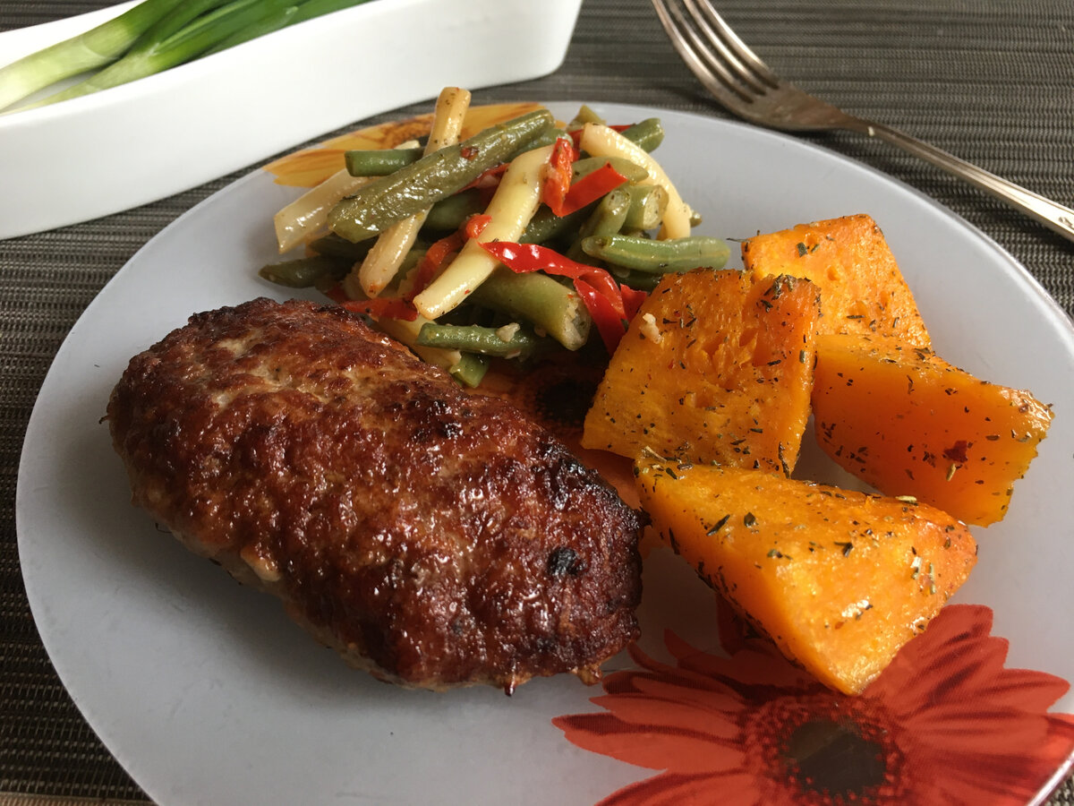 Котлеты жареные соотношение мяса птицы и лука со шпинатом  80/20