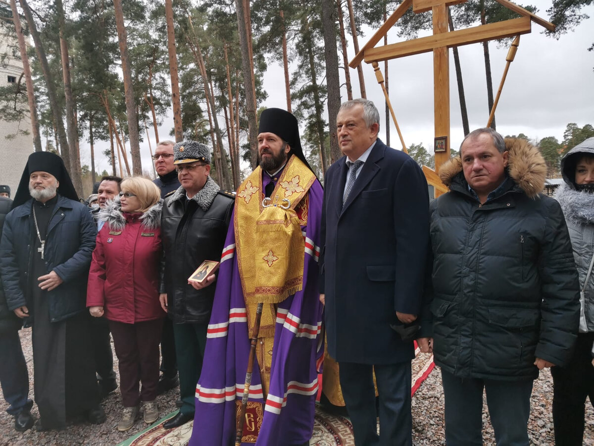 Закладной камень памяти конвоиров освящал епископ М. (так написано на его мантии)