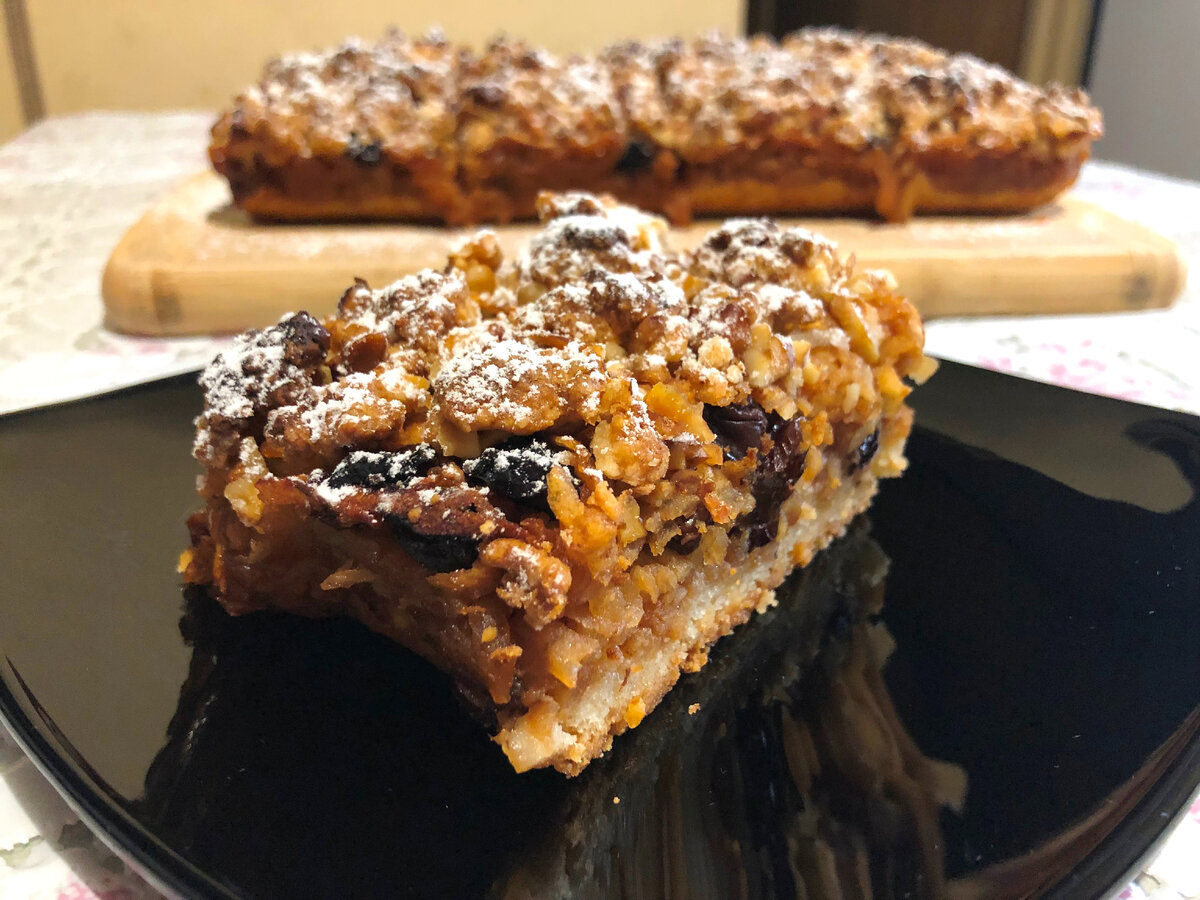Пирог с изюмом и грецкими орехами - кулинарный рецепт