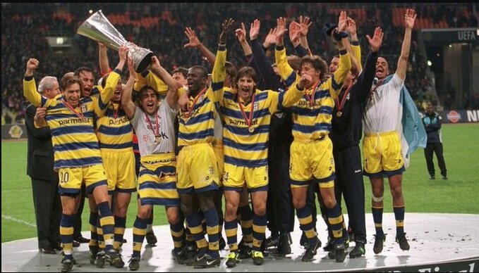 Паоло Ваноли в составе "Пармы" празднует победу в Кубке УЕФА. Ваноли под 24 номером. Фото с сайта as25.ru