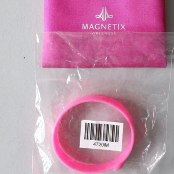 Из любви к науке, пожалуйста, не дарите своему ребенку этот детский браслет Magnetix Smiley с надписью "отрицательные ионы".