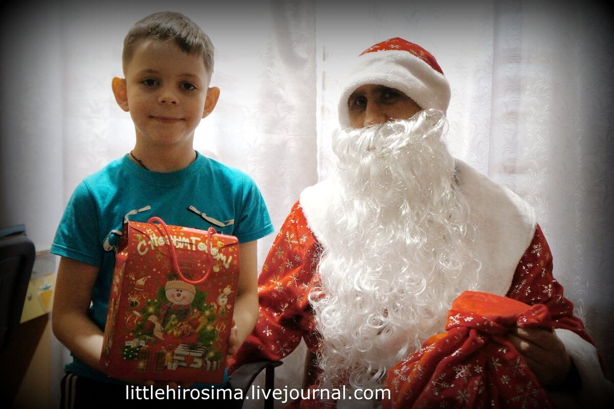 Это средний, а на следующем фото младший сын наших Иры и Пети.
Петя - замечательный парень, который был в плену. После того, как его выпустили по обмену военнопленными, его жена Ира с тремя детьми пешком перешла границу ЛНР и Украины, чтобы жить с мужем. Они жили под Первомайском, только с другой стороны. В Луганске, в общежитии они начали новую жизнь с нуля.

Подробнее про ребят читать по ссылке здесь:
https://littlehirosima.livejournal.com/tag/%D0%98%D1%80%D0%B0%20%D0%B8%20%D0%9F%D0%B5%D1%82%D1%8F