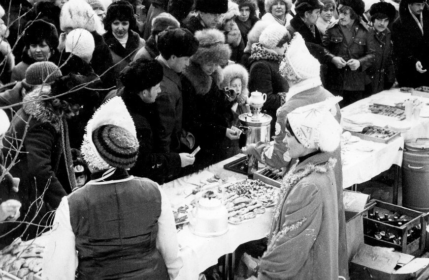 Масленица. Несмотря на толкучку, люди улыбаются.