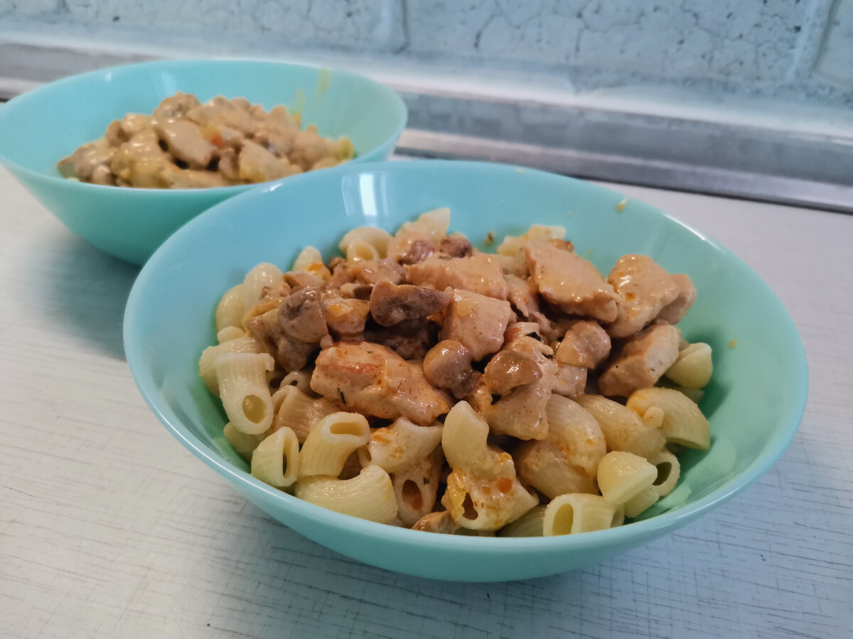 Больше всего такую еду любит муж. Чтобы соус именно сливочный, сметанный или сырный был, пожиже и много. 