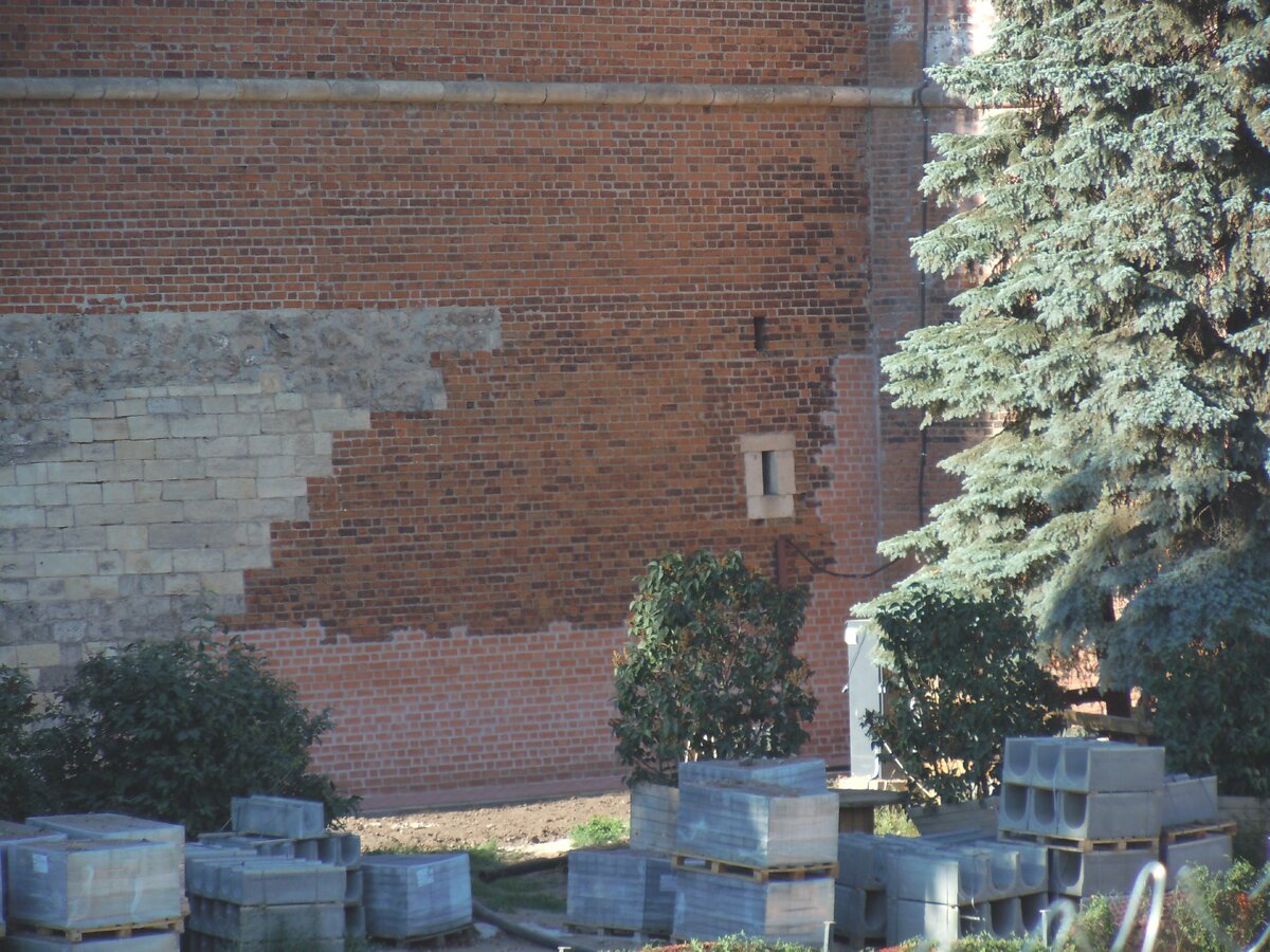 Стена слева от Никольской башни