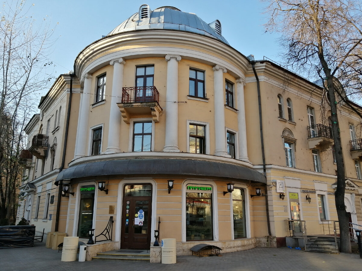 Угловой дом "Немецкой слободы", фасадом выходящий на улицу Маршала Бирюзова. 2020 год.