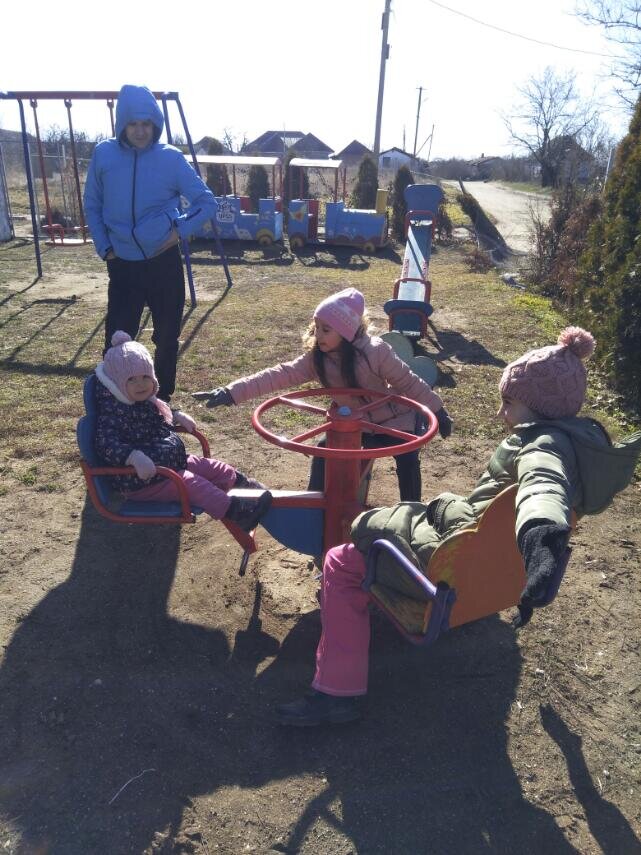 Тяжело в автобусе с детьми. Особенно, если их трое. А если младшей и двух лет нет? Но автобус еще даже не приехал. Мы стоим на остановке. Скучно им сидеть на лавочке. А я бы посидела. Но меня никто не спрашивает. Все кто куда в поисках занятия. О! Лужа. Камешки. Занятие нашлось. Комбинезон  уже грязный. А! Я же только его постирала! Но счастья полные памперсы.  Спасительный от лужи автобус приехал. Грязные, но счастливые дети, уже внутри. Вот в  автобусе  посижу, отдохну, надеялась я. Нет. Младшая захотела сидеть сама. А маме ничего не оставалось делать, как только присесть рядом на корточках. Эх..  Где полиция  по правам мам сейчас? Среднюю Иру укачало и тошнит. Подсунула ей свою шапку, на всякий случай . Старшая заснула и хропит на плече у соседки бабули. Бабуля имеет наглость еще и возмущаться по этому поводу. 
- Это ваш ребенок?

- Нет. впервые вижу! - Нагло вру я бабуле в лицо.  Мне сейчас некогда. Младшая кричит на весь автобус:

-ХОЦЮ ЦИЦЮ! ДАЙ ЦИЦЮ!!!!
 В общем, весело в автобусе с тремя детьми. Конечно же среднюю вырвало в мою шапку. Старшая обслюнявила плечо бабули, а младшая наконец-таки заснула, но запах, доносящийся из памперса, говорил, что там все не так уж и чисто. Как сладко спят маленькие дети. Так легко задремать вместе с ними. Что я и сделала. Проснулись, когда проехали две остановки после нашей. Ну что ж. Ничего не поделаешь. Ходить пешком полезно. Особенно с 16 килограммовым карапузом на руках. И есть отличная новость! У мамы будет  новая шапка! Ведь мою старую использовали в автобусе по назначению. 