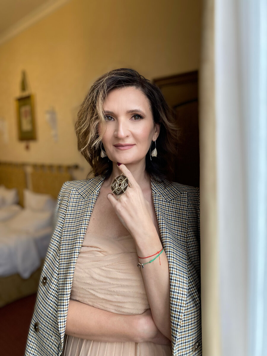 ЧАСТЬ 1- НАЧАЛО!
Замечали, что самое простое  часто вызывает сложности при внедрении?
 И главное , что мы понимаем  все  плюсы от внедрения и что затраты при этом незначительны , но все равно какая то сила убирает это простое из приоритетов. Что же  нас останавливает???
Догадались о чем сегодня тема?
Да о самом простом с одной сторона и одном из сложном при внедрении с другой стороны-
это  5С- фундамент бережливого производства! 

Я познакомилась с этим направлением в 2007 году и честно скажу, что подружилась не сразу, но через время влюбилась и уже это встроенная часть моей жизни как  в рабочей, так и в личной.
Теорию Вы сможете прочитать и в интернете , т. к все уже очень доступно  и просто.
Моя цель сегодняшней статьи –это влюбить Вас в этот инструмент и показать , что это дает.
Так почему же акционеры, ТОРы не решаются или откладывают этот шаг  на первую ступень  к сокращению издержек, улучшению условий труда и рабочих мест,  минимизации запасов, добавлению ценности продукта ,  снижению брака к нулю, улучшению атмосферы в коллективе, исключению бюрократии , производить то что нужно, а не то что можем  и  как итог – увеличение прибыли и возможность для инвестирования в развитие и масштабирование.
Возможно потому, что это не мгновенный процесс к получению денег и по времени это не год и даже не 2
Самый прикольный  жизненный анекдот  , который я слышала про 5 С – это когда одной из целей на предприятии было внедрить 5с  к концу году!
 Напомню, что С 2007 года я познакомилась с этим проектом , с приходом нового руководства  и он сказал, мы будем это делать . Меня назначили руководителем данного направления по предприятию. Порекомендовали книги –приказ и вперед. 
При этом  данную работу я совмещала будучи заместителем директора по развитию и доплат не получала.

 Итак 5 с –это не просто расчертить – и это одна из главных ошибок, когда стараются отметить существующие места лентой или краской – и при  этом   даже не протерев полы, рапортуя –все мы внедрили😂

Это ПЕРВОЕ- убрать ненужное- уже просроченное или неиспользуемое , освободив место и пространство. А неликвиды продать 
Давайте вспомним конец года, отчеты, бюджеты на следующий год к примеру на канцелярию, мебель и т. д Что в основном делаем? – берем список прошлого года, меняем дату и все готово!. Но не учитываем , к примеру, что в прошлых годах мы заказывали большое количество папок «корона» или файлы , т. к внедряли к примеру систему менеджмента качества.
Я рассказываю свой реальный опыт. А чтоб вы мне поверили –откройте свои ящики и посмотрите сколько у вас линеек, ручек, новых папок? А теперь попросите открыть ящики своих коллег?
Мы увидели горы запасов, но больше всего такое же количество в рамках организации было в заказе – указано в бюджетах. 
Мы приняли решение , что каждый напишет список всего добра и отдали эту информацию специалисту по закупкам. При поступлении заказа –  перенаправляли в тот отдел, где это все было.
А теперь посмотрите на свои шкафы - посмотрите, что за папки там стоят? Какого года? Когда в последний раз вы ими пользовались или обращались к ним? 
Да  самое сложное начать – взять перебрать и выкинуть. Сколько я услышала негатива в свой адрес, т. к была в то далекое время руководителем направления 5С. Особенно от руководителей мужчин! Но потом все "нехочухи" улыбались !
При этом образовалась куча макулатуры- которую вы сдадите и возможно купите что то полезное для всех, высвободились файлы, папки. И еще мебель! Да мебель, т. к все поместилось в одном отсеке. Помните про бюджет в конце года- а кто то заказал мебель!!!

Я РАССКАЗАЛА О ПЕРВОМ ШАГЕ К УСПЕХУ, ИЗМЕНЕНИЮ МЫШЛЕНИЯ И ПУТИ К ПРИБЫЛИ.
 продолжение в следующей статье.
Дайте знать в комментариях о полезности материала! 
