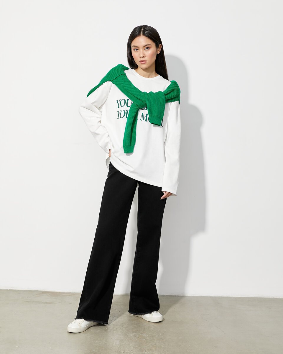 В данном способе свитер прежде всего играет роль аксессуара, хотя с другой стороны на мой взгляд например