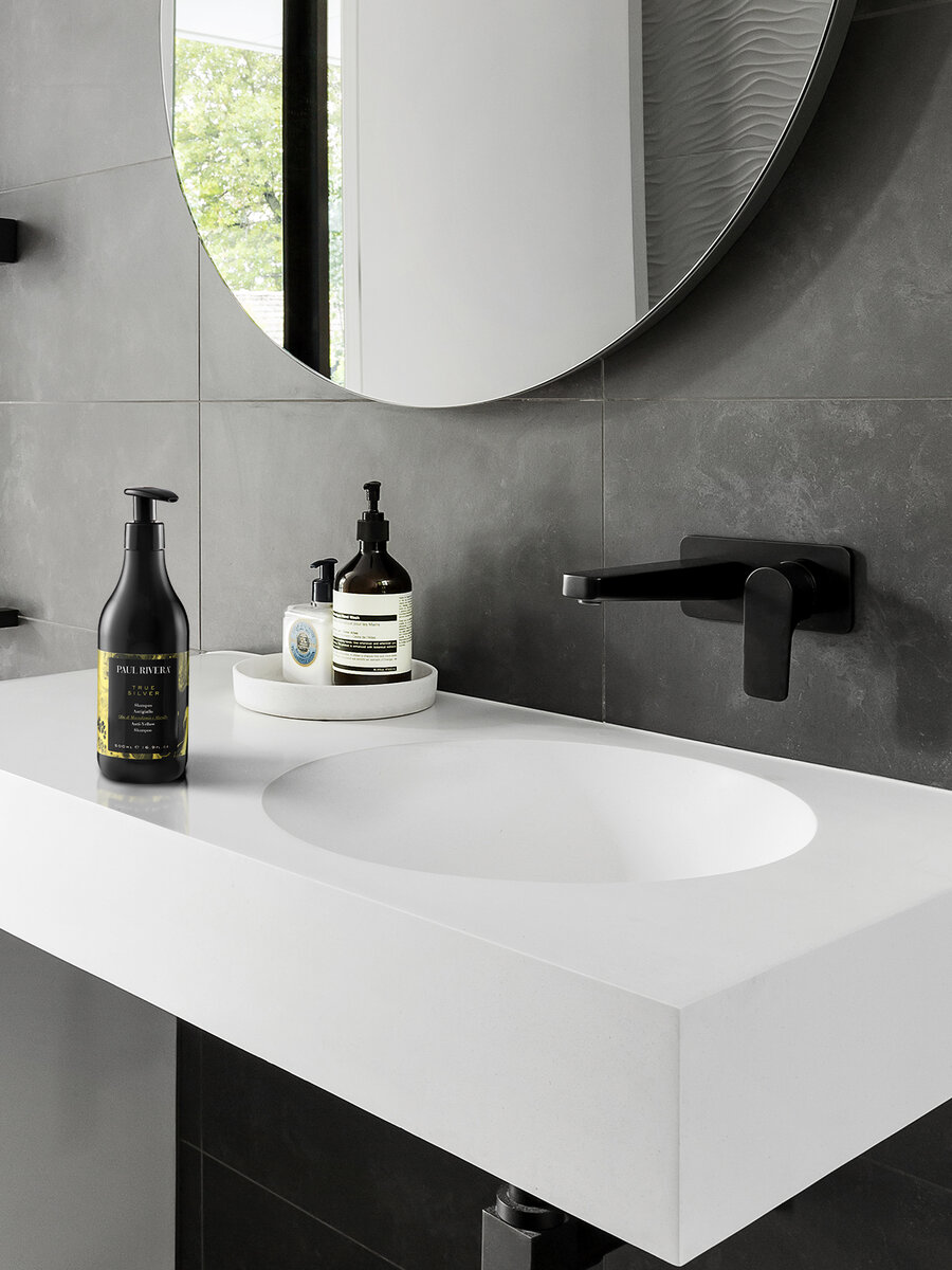 Линейка для тех, кто хочет иметь идеальный блонд. Восстанавливает жизненную силу седых, естественно светлых или обесцвеченных волос и нейтрализует нежелательный желтый подтон.