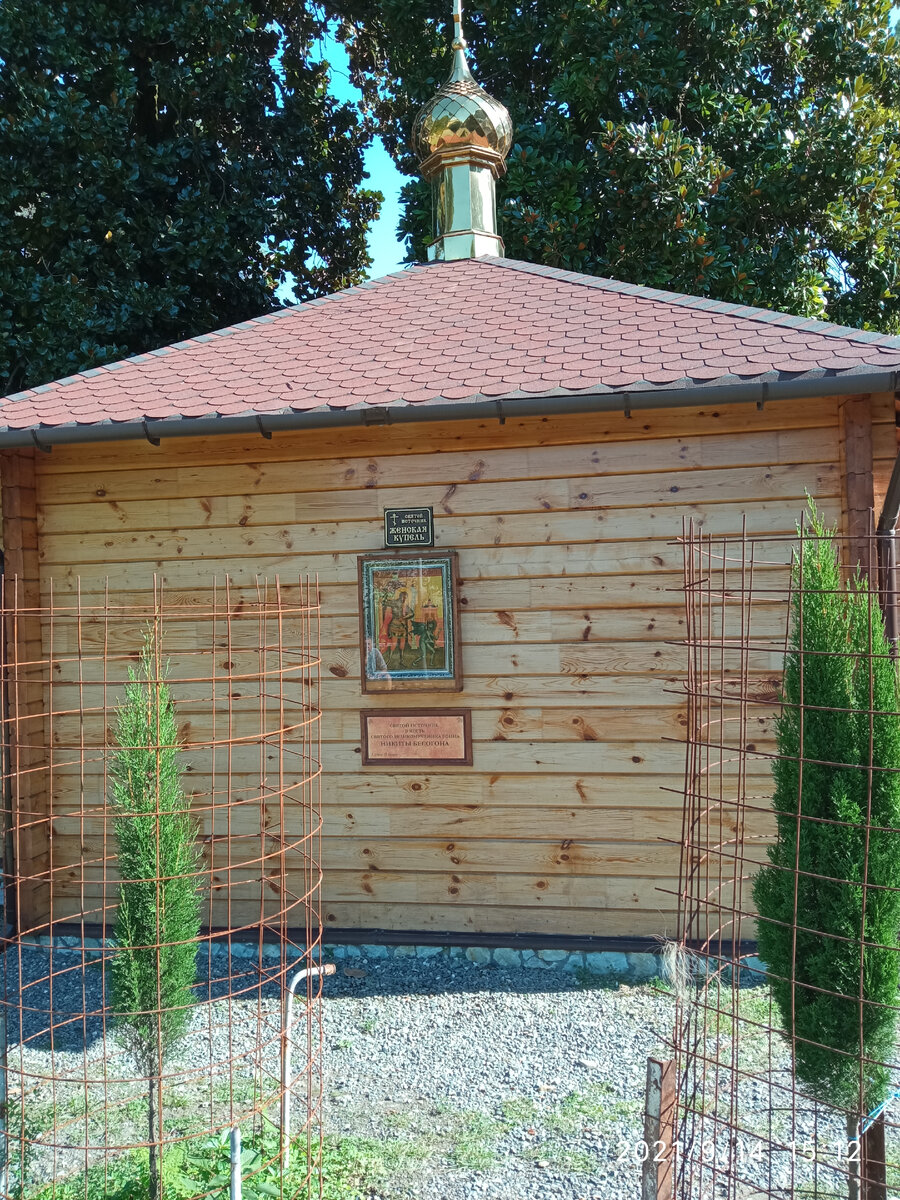 Фото автора статьи часовня на территории храма в Дранде