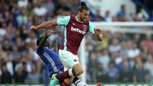    Энди Кэрролл (справа) и Н'Голо Канте© AFP 2022 / Justin TALLIS