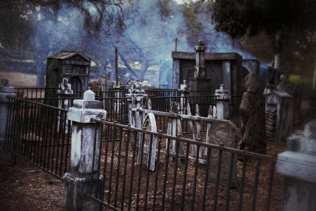 Кладбище ночь истории. Мрачное кладбище. Мистическое кладбище. Кладбище мистика.