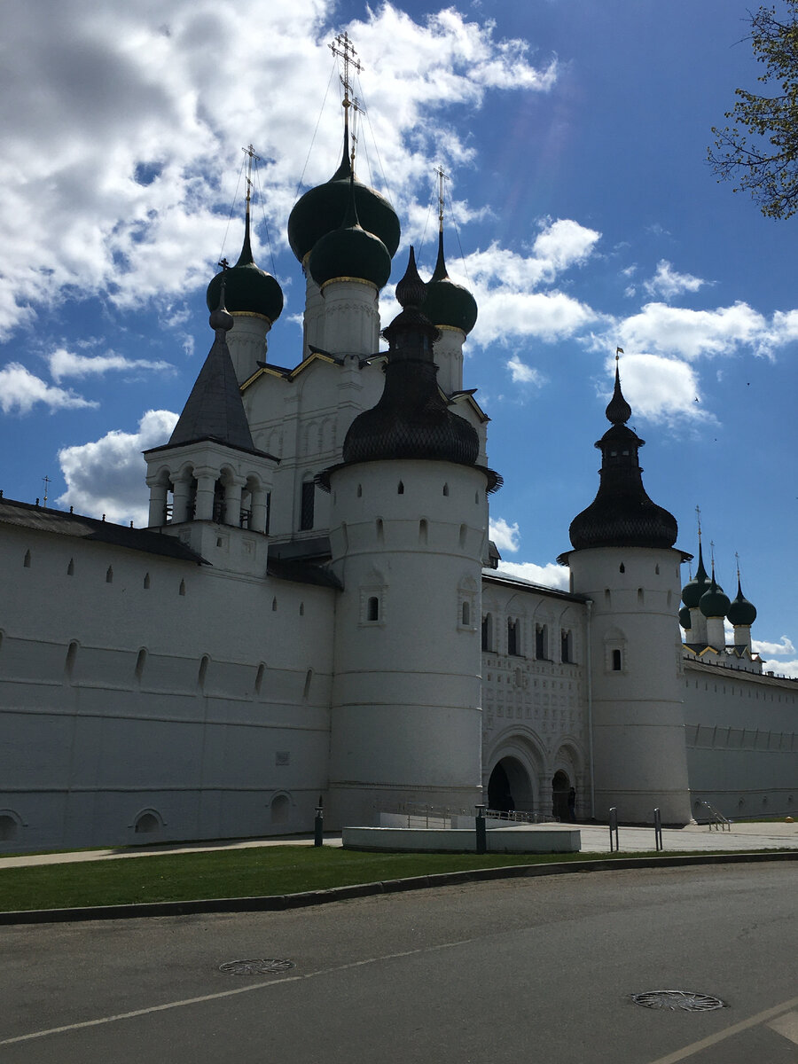 Центральные ворота Ростовского кремля с надвратным храмом Иоанна Богослова