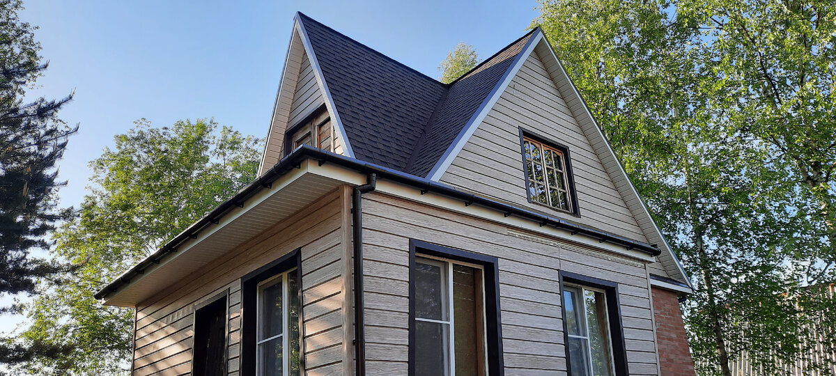 Фото с другой стороны. Хорошо видно выступающую часть и отдельную плоскую крышу над ней. Фото Наталья Панфилова. 