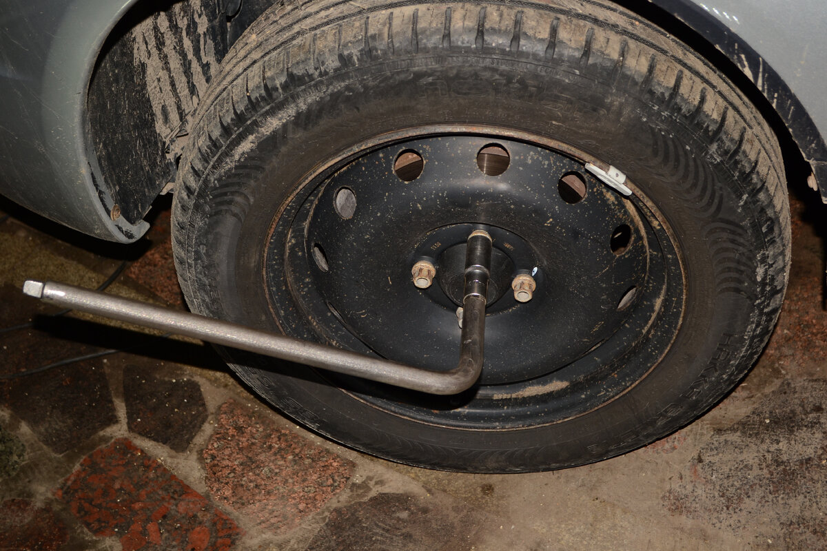 Для начала ослабим 4 болта колеса