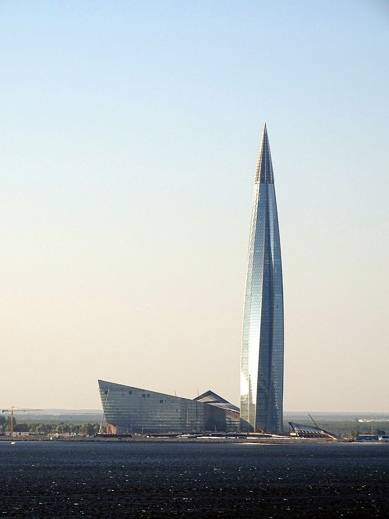 Авторство: Ad Meskens. Собственная работа, CC BY-SA 4.0, https://commons.wikimedia.org/w/index.php?curid=73870184. Лахта-Центр, строение на окраине Питера, офис Газпрома