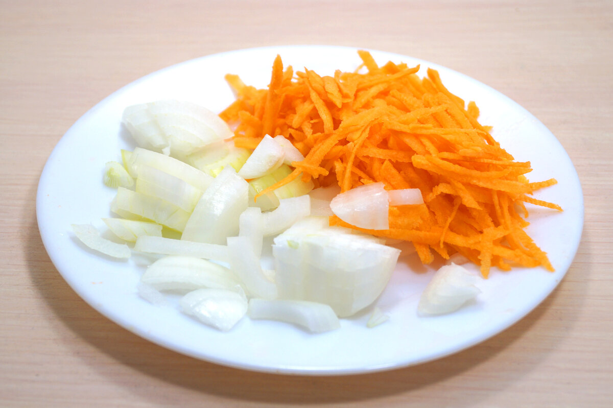 Луковицу и морковь очистить. Луковицу нашинковать. Морковь натереть на крупной терке.