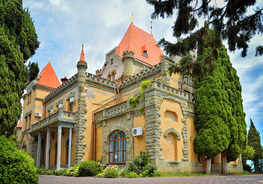 Дворец Анастасии Гагариной в Кучук-Ламботе, под Алуштой. Уже перестроенное Гагариной  имение Бороздиных в Кучук-Ламбате.