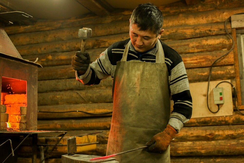 Кудесник в своем ремесле. Союз Кузнецов Якутии. Кузнечное ремесло шорцев. Кузнец Якут. Ханты кузнечное дело.