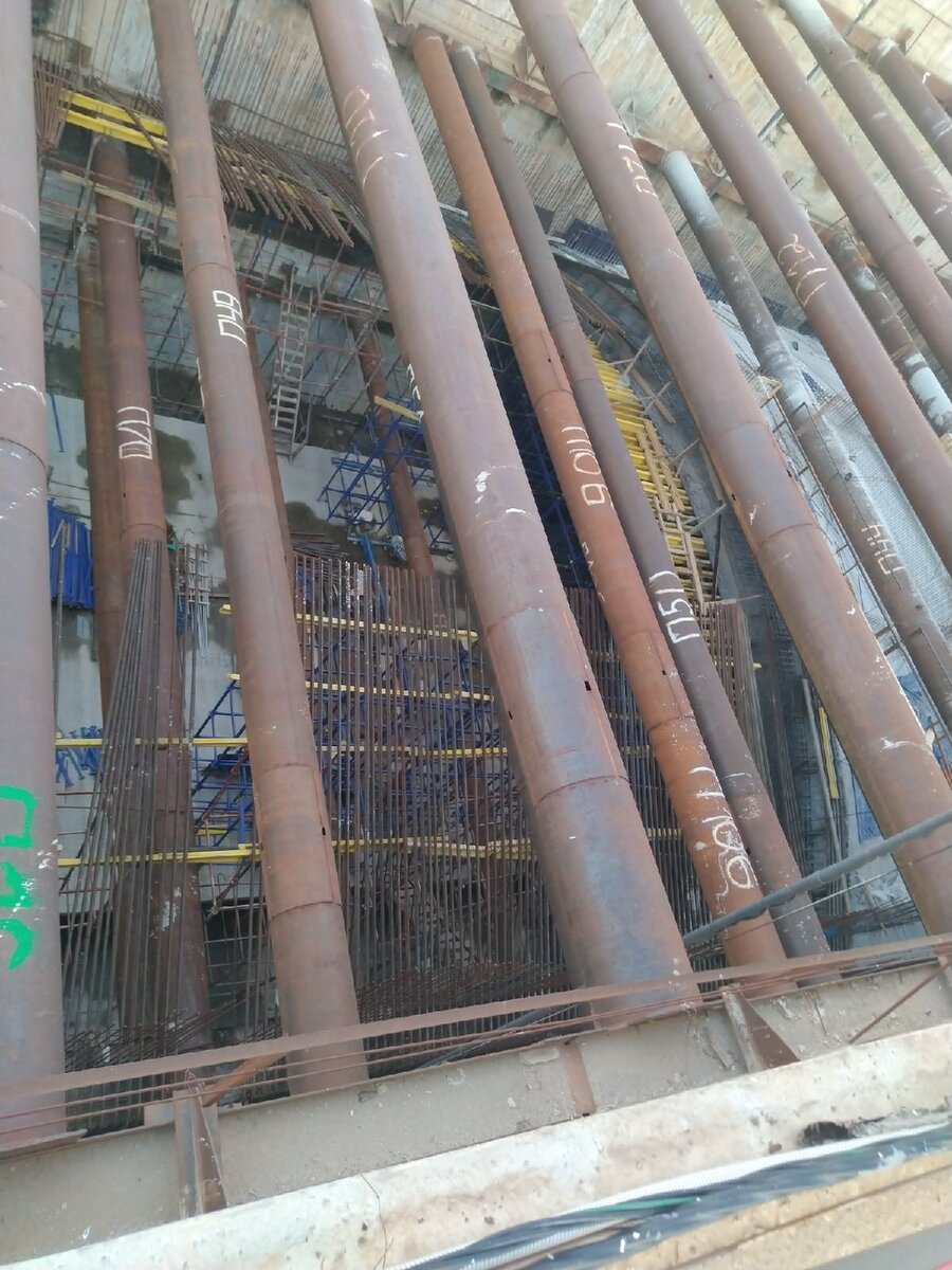 📷 3: А вот и сам односвод. Первая готовая секция платформы залита в бетоне.