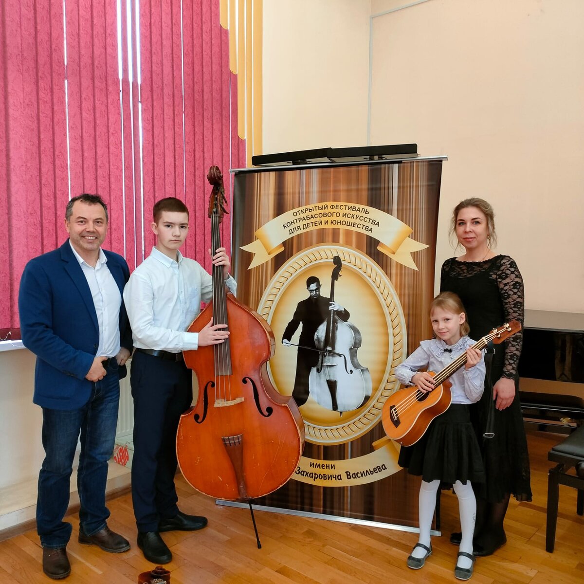 Участники конкурса из ДШИ им. А.В. Корнеева - Колесников Александр(контрабас), Минаева Лидия (бас-укулеле) -  преп. Гордеев Е.А., конц. Давыдова А.В.