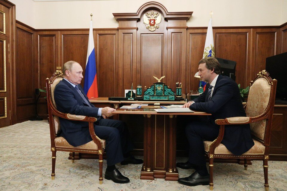     Президент РФ Владимир Путин и генеральный директор ПАО "Аэрофлот" Сергей Александровский во время встречи в Кремле. Фото: Михаил Климентьев/пресс-служба президента РФ/ТАСС