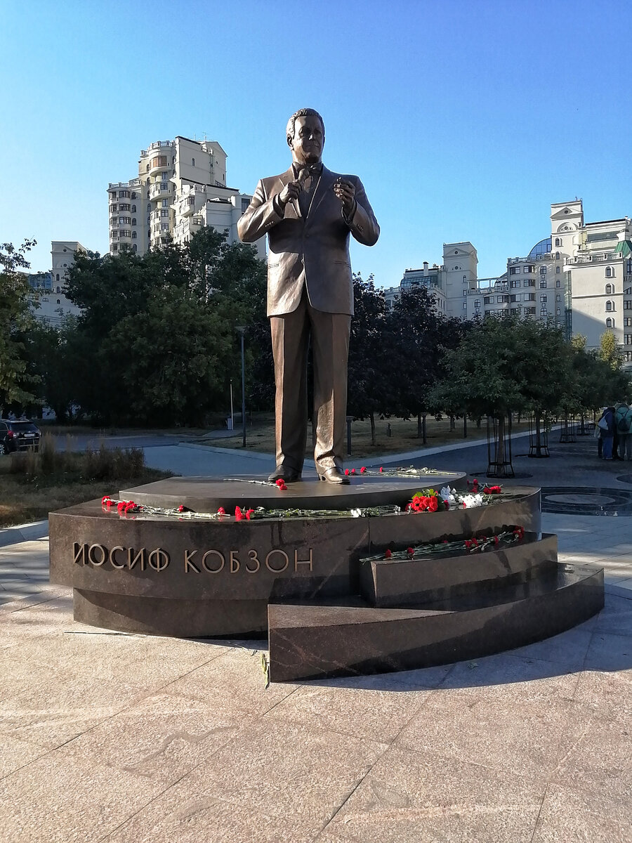 Памятник кобзону в москве в оружейном переулке