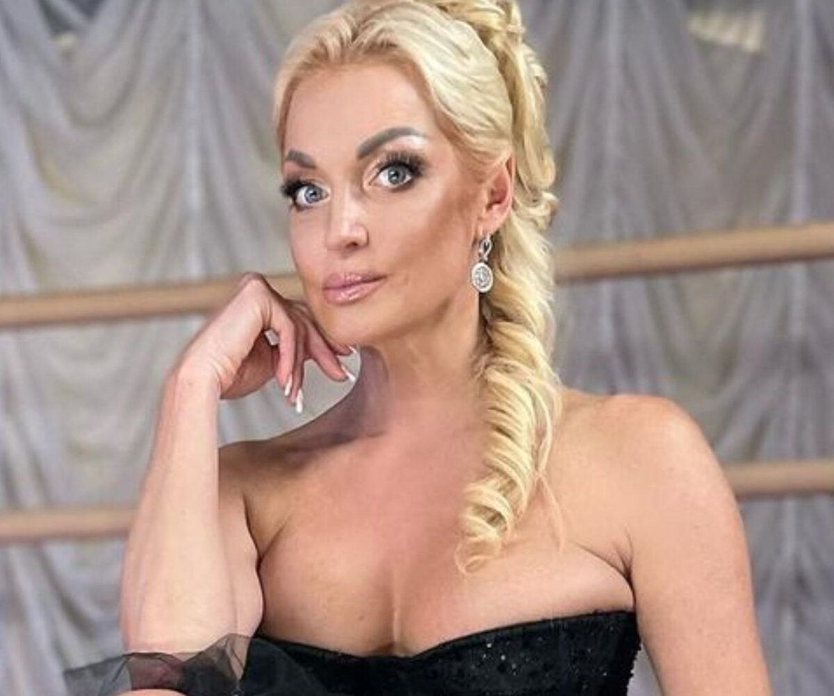     «В трусах под радугой»: Анастасию Волочкову в странном наряде высмеяли поклонники