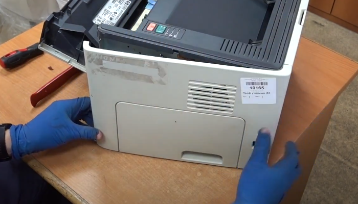 Фото 12. Сняв боковую крышку, замечаем видимый износ шестеренок, а внутри много пластмассовой пыли