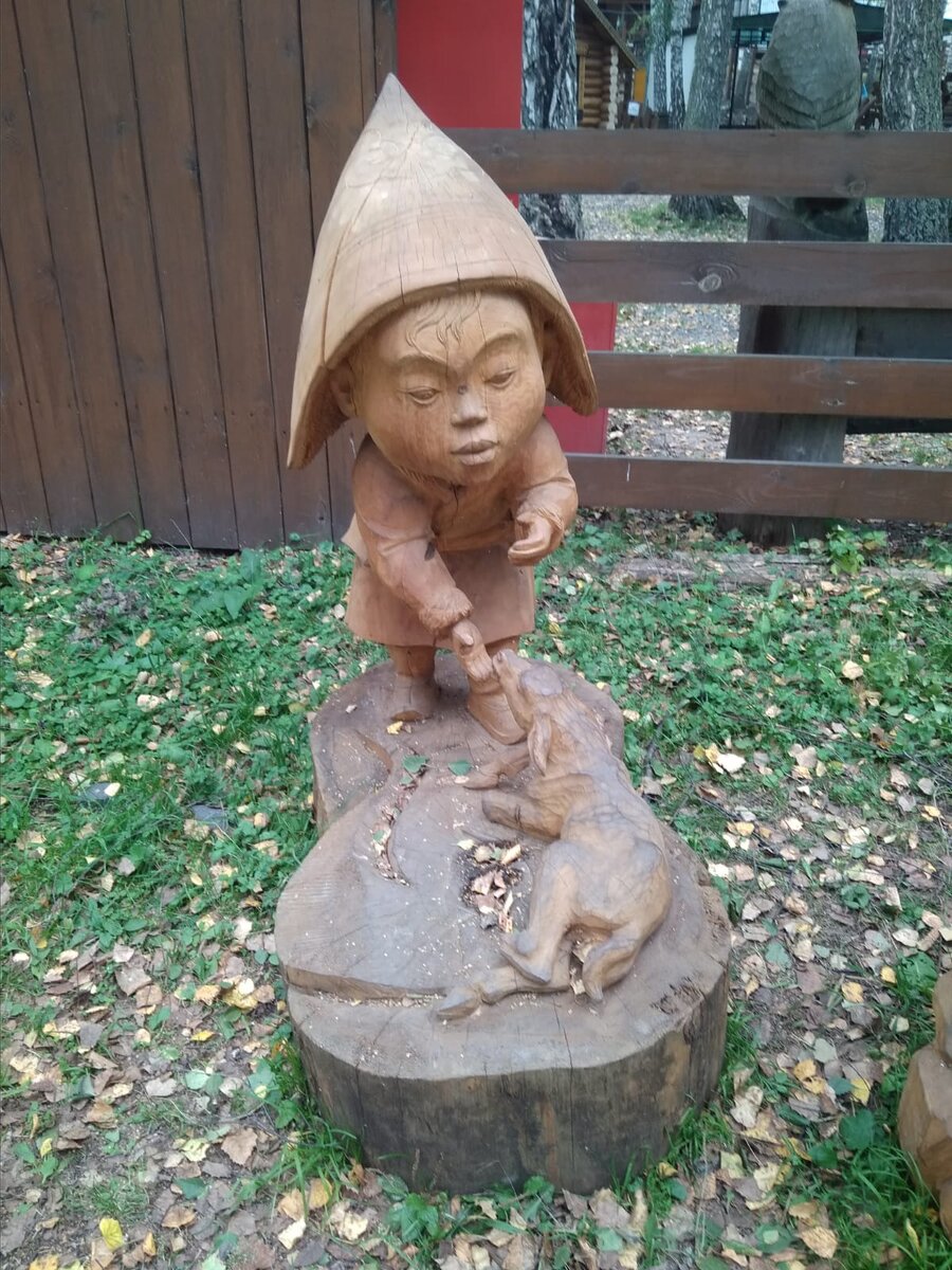 Деревянная скульптура из сельского парка "Околица", с. Зоркальцево. Фото автора