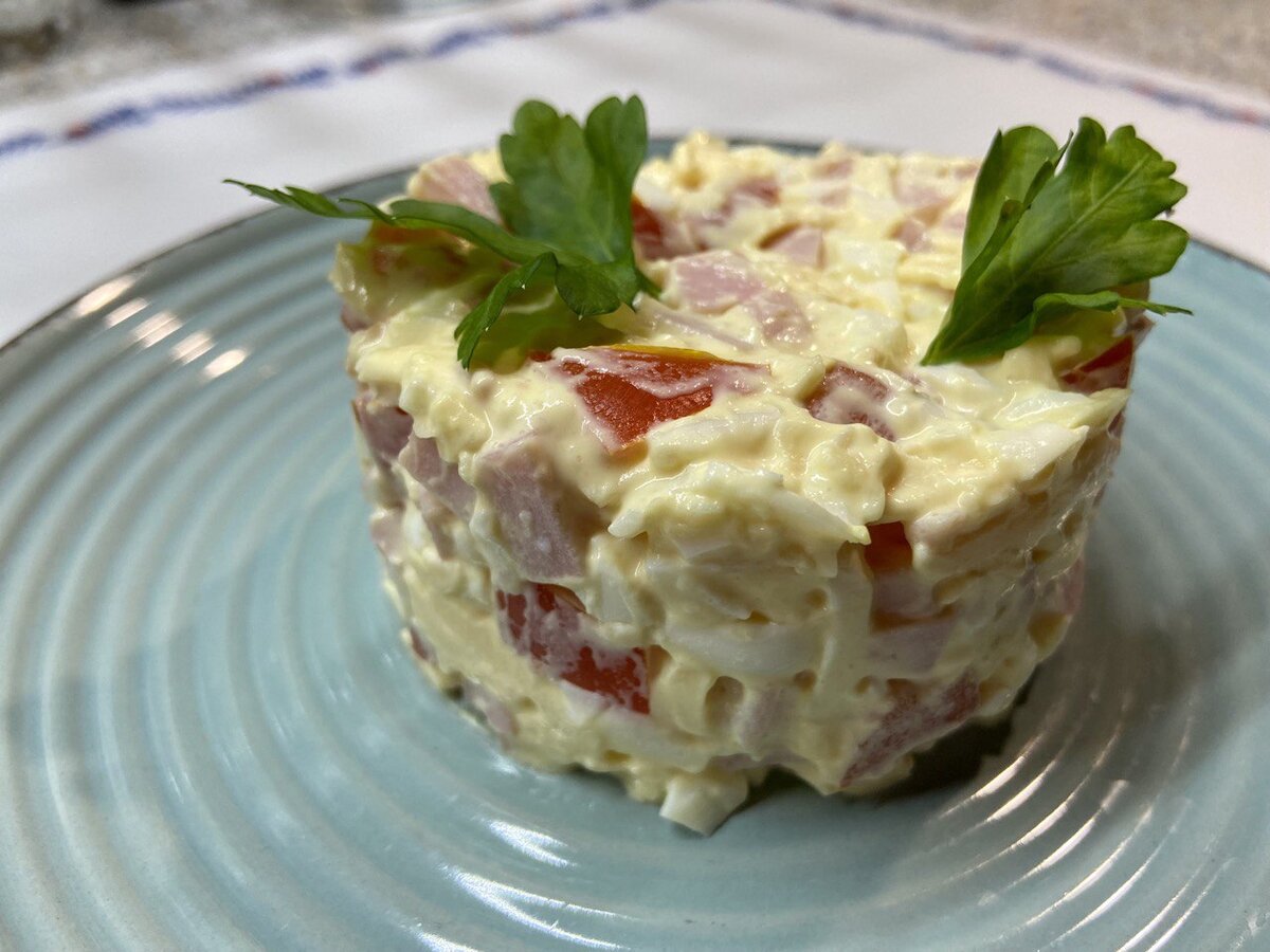 Его можно подать порционно с помощью кулинарного кольца, так как он прекрасно держит форму. Но и в подходящей салатнице он будет выглядеть аппетитно!