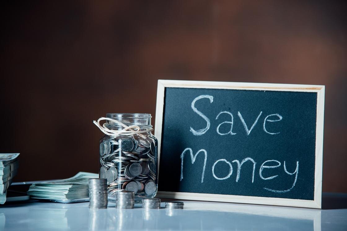    Доска с надписью и банка с мелочью:freepik.com