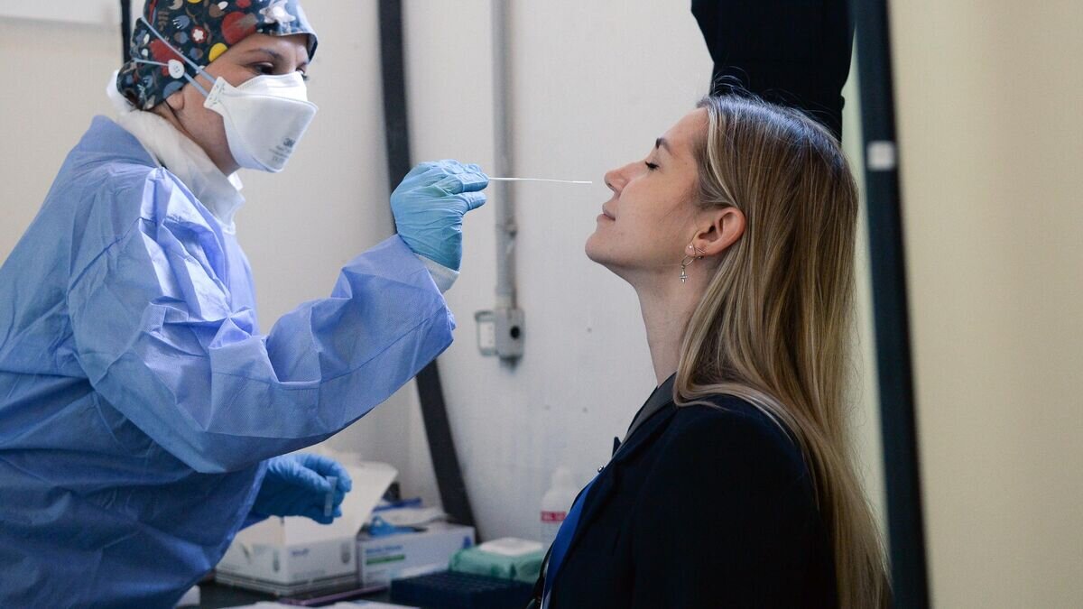    Девушка во время ПЦР-теста на COVID-19 © РИА Новости / Алексей Витвицкий