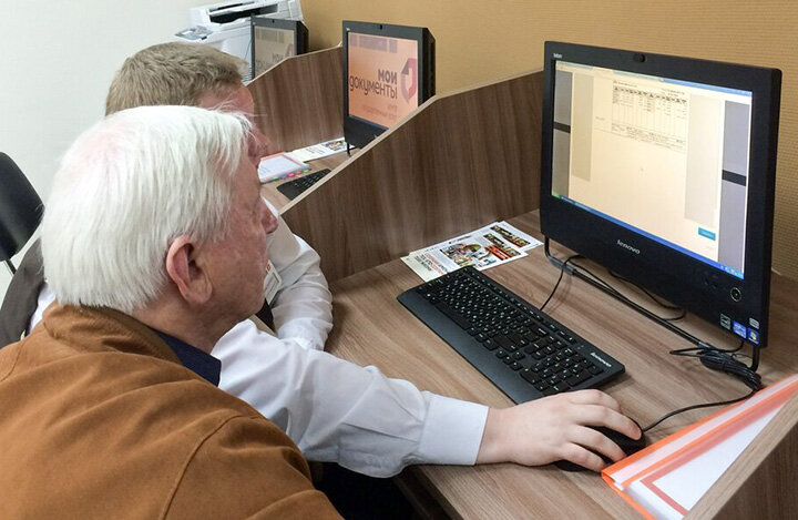 ЦИФРОВИЗАЦИЯ СТАЛА, ПО СУТИ, ПРИНУДИТЕЛЬНОЙ. ПОЛУЧИТЬ НУЖНЫЕ ДОКУМЕНТЫ ИЛИ СПРАВКИ ОФЛАЙН ПРАКТИЧЕСКИ НЕВОЗМОЖНО. ВАШИ ДАННЫЕ ВСЁ РАВНО ПОПАДУТ В  ОБЩУЮ БАЗУ. ФОТО: АГЕНТСТВО "МОСКВА"