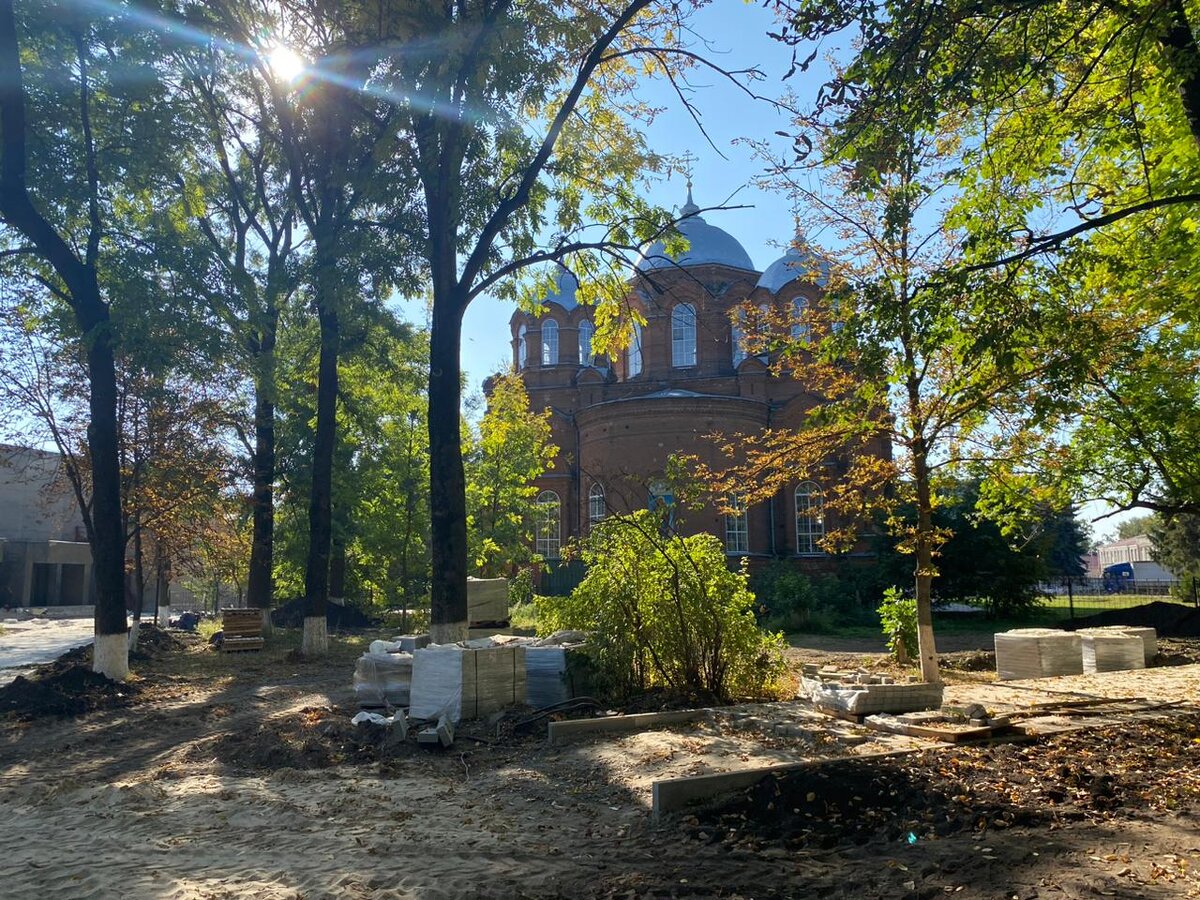    В Обояни продолжается благоустройство парка Юных пионеров