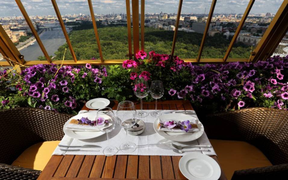 Красота Москвы завораживает. Особенно если любоваться ею в прекрасный солнечный день или вечером на закате, за ужином или же просто с чашечкой кофе на одной из летних веранд с панорамным видом.