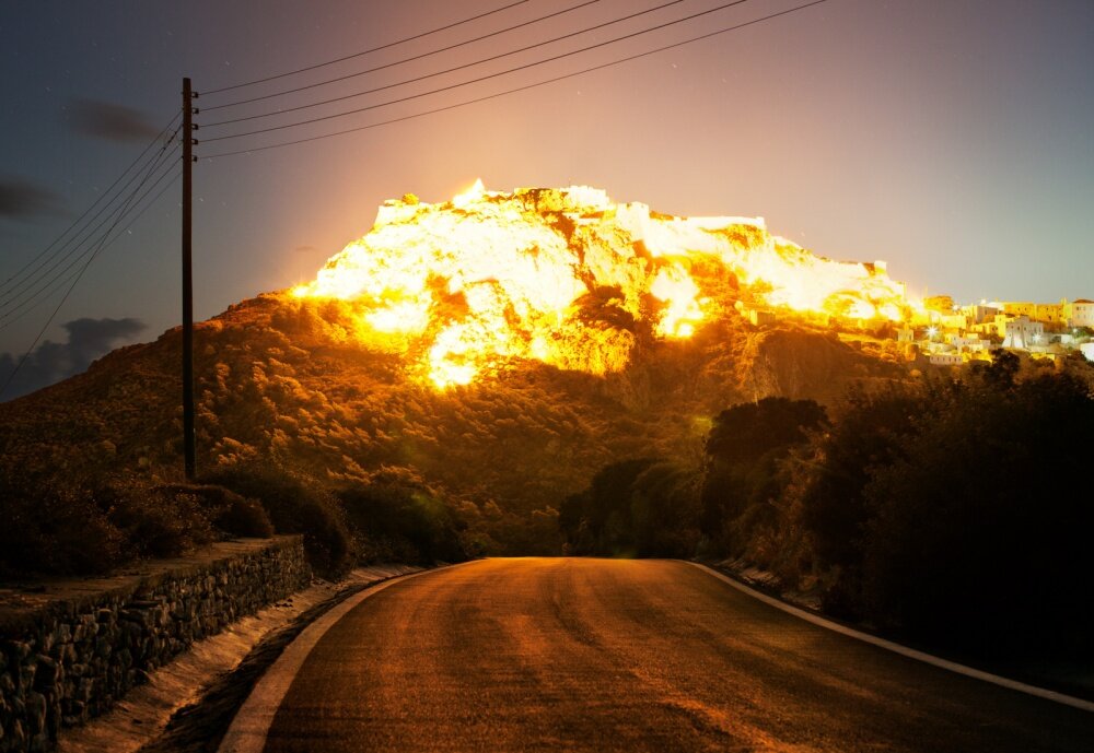 Внимательно посмотрите на эту фотографию, что вы на ней видите? Взрыв? А может быть что то еще?   На фото изображен город Кифира (Греция) под лучами утреннего солнца. 