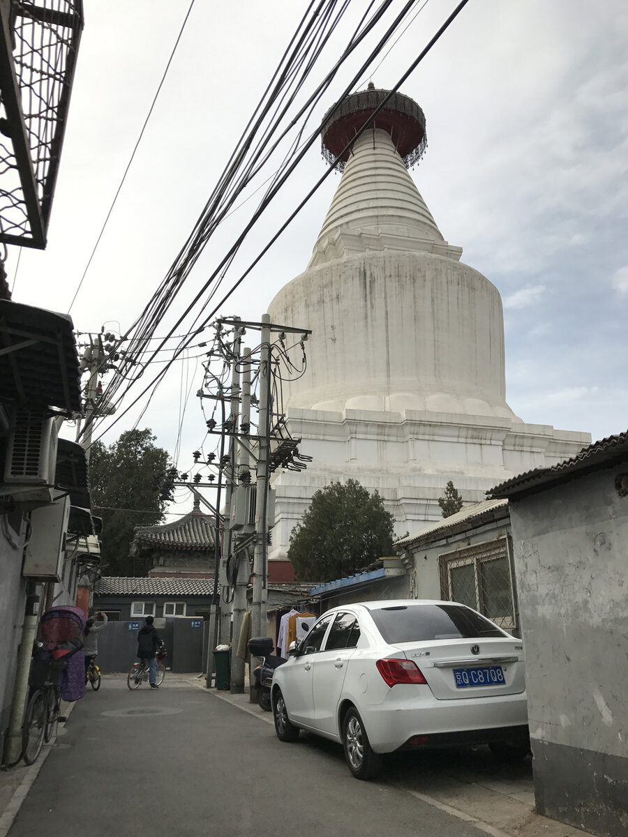 Белая ступа возвышается над низкими домиками в окрестных переулках (март 2017 года). Фото: Виктория Халанская