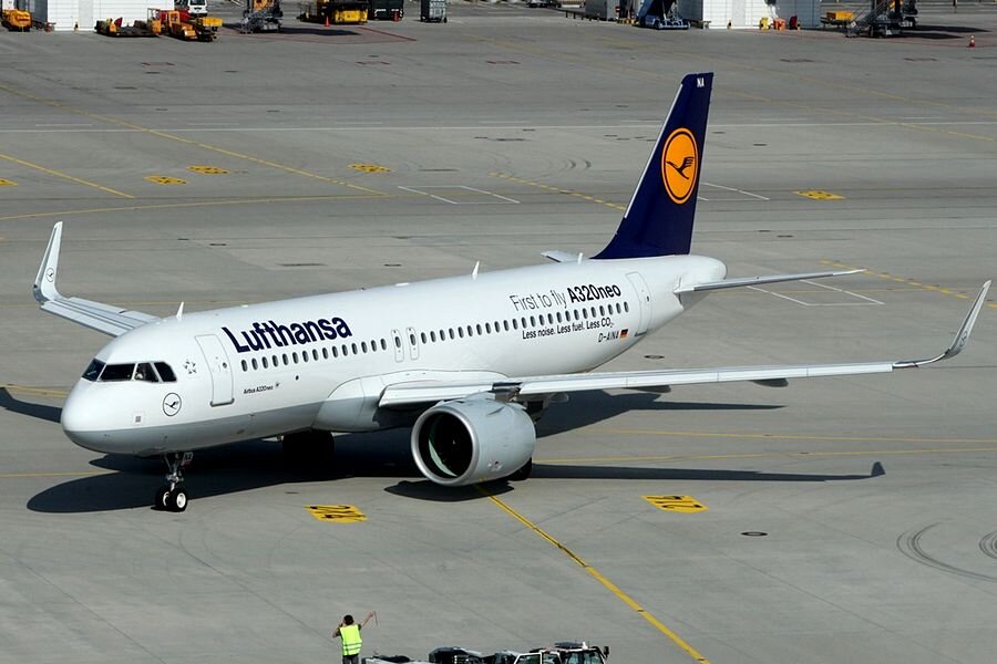 Двигатели серии PW1000G широко применяются на самолётах флота авиакомпаний Lufthansa Group: PW1100G на Airbus A320neo в Lufthansa, PW1500G — на Bombardier CS100/CS300 в Swiss International Air Lines.
Кроме того, близко к Польше базируется ещё один клиент Bombardier и Pratt & Whitney — латвийская airBaltic.
На фото: Airbus A320-271N, первый самолёт семейства, поставленный стартовому заказчику, авиакомпании Lufthansa