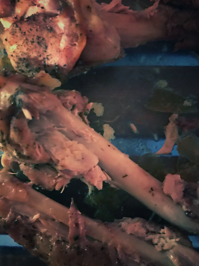 Теплый ламповый свет и нежные куски мяса. Быть или не быть? Руками или вилкой?