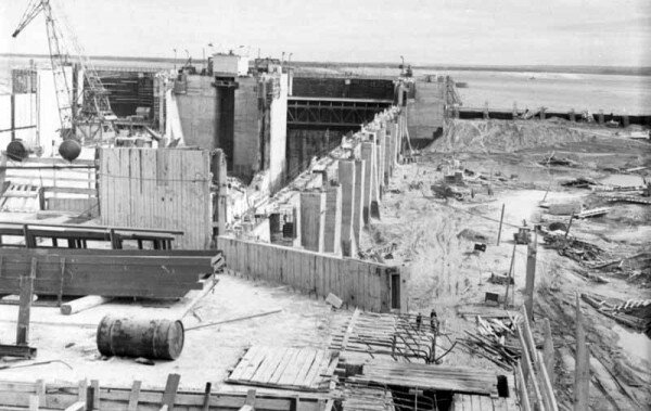 Воткинская гэс перекрыта. Кама до строительства Воткинской ГЭС. Воткинская ГЭС Чайковский. Камская ГЭС шлюз. Начало строительства Воткинской ГЭС И города Чайковского.