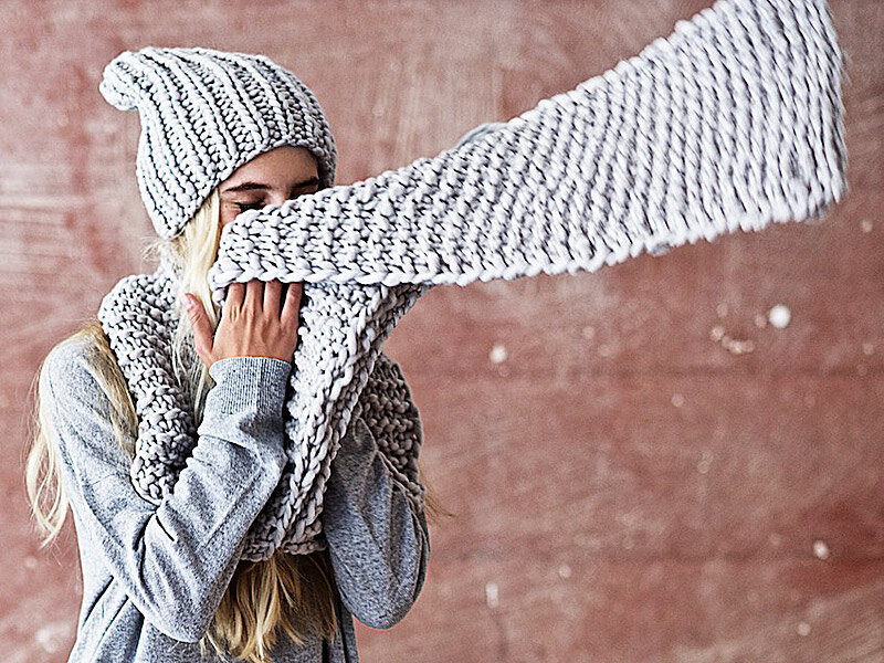 Стильный комплект из шапки и шарфа — непременный атрибут зимы