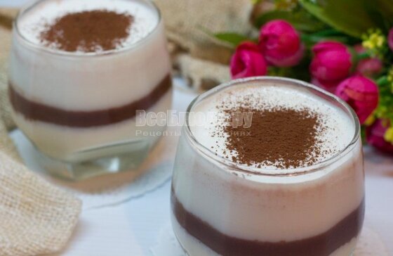  ИНГРЕДИЕНТЫ 
Для того, чтобы приготовить Панакоту мне потребовалось: сливки - 1 стакан молоко - 1 стакан желатин - 1 столовая ложка с горкой (для подстраховки возьмите 2 ложки, чтобы быстрее застыл) какао - 1 ст. л. сахар - 3 ст. л.
СПОСОБ ПРИГОТОВЛЕНИЯ

Шаг 1

Рецепт Панакоты из сливок и молока В холодном молоке замочила желатин. Я брала полную столовую ложку с горкой. Перемешала и оставила желатин на 10 минут, он должен разбухнуть.

Шаг 2

Пока замачивался желатин я вылила сливки в кастрюлю, высыпала сахар и поставила на плиту.

Шаг 3

После закипания проварила сливки еще 2 минуты.

Шаг 4

Потом сняла сливки с огня, вылила в них молоко с желатином и поставила снова на печку. Важно: на этом этапе нужно дождаться пока желатин растворится, но нельзя доводить сливки до кипения, иначе желатин испортится и не застынет.

Шаг 5

Я решила часть панакоты сделать шоколадной, поэтому отделила немного сливок с желатином и насыпала какао. Перемешала миксером, так быстрее получится разбить все комочки.

Шаг 6

Дальше начинаю собирать свою полосатую шоколадно-сливочную панакоту. Налила на дно бокалов немного белых сливок, поставила в холодильник до полного застывания на час-полтора.

Шаг 7

Потом шоколадные сливки и снова в холодильник до застывания.

Шаг 8

Снова белый слой и снова он застыл. Сверху посыпала какао и можно кушать. Ах, как вкусно, нежно, отличный десерт! Шоколадный слой Панакоты мой любимый.